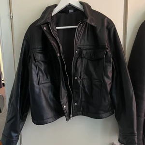 Skinn jacka - Säljer en skinn jacka för tjejer i storlek S. Det är inga fel på den. Den är köpt på H&M. För mer bilder så är det bara att skriva ✍️ 