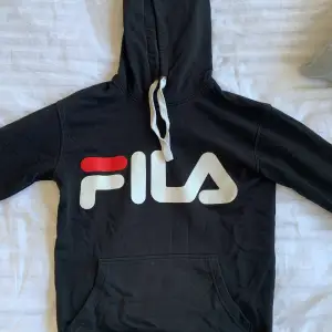 Långärmad svart hoodie från Fila i storlek XS, bra kvalite och skick! Säljer pågrund av att den inte kommer till användning. Frakt ingår ej 