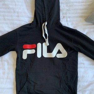 Svart fila hoodie strl XS - Långärmad svart hoodie från Fila i storlek XS, bra kvalite och skick! Säljer pågrund av att den inte kommer till användning. Frakt ingår ej 