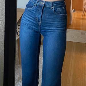 Blåa straight jeans som tyvärr blir för korta på mig, är 175💛 färgen stämmer bäst på första bilden!