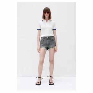 Zara shorts - Säljer mina helt nya slutsålda zara jeans shorts i strl 36, med lapparna kvar, då de tyvärr var för stora. Nypris var 359kr❤️