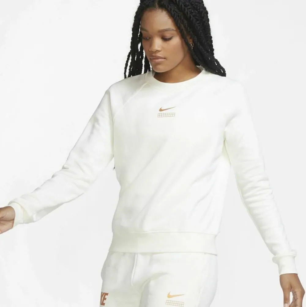 Vit Nike sweatshirt med jättefina detaljer i guld. Storlek xs, normal passform. Använd endast en gång, tvättad. Köpte för 500 på Zalando, säljer för 350 men kan förhandla 😊.   GRATIS FRAKT!! ☺️❤️. Hoodies.