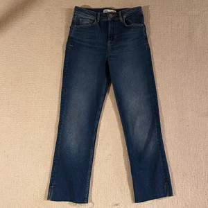 Blåa jeans  - Blåa jeans från Zara. Har en liten slit längst ner på benet (se andra bilden). Säljer då jag inte har fått användning för dem. Kan mötas upp i Stockholm eller skicka. Köparen står för frakten (spårbart) 💗