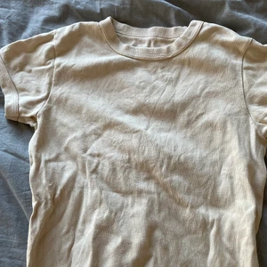 T-shirt från Brandy Melville - clean beige tajt t-shirt från brandy Melville, aldrig använd, bra skick! Står ingen stl i men skulle säga de är en xs/s. Passar mig som har M i tröjor 🙌🏼