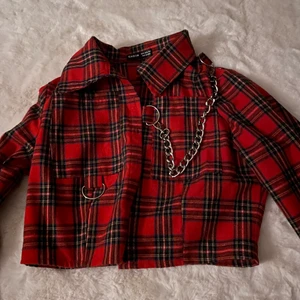 Jacka/skjorta  - Säljer denna ”jackan” som är lika tunn som en skjorta. Den har en avtagbar kedja och fästen på båda sidorna så man kan sätta den vart man vill, jackan är kort