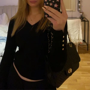 Zara tröja  - Jättefin och stilren tröja med guldiga ”knappar” vid ärmarna från zara. Storlek S och sitter jättefint, skriv till mig för fler bilder