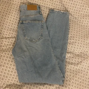 Raka jeans från Gina Tricot  - Blåa raka jeans från Gina tricot, använda få gånger så är i bra skick 🤍  skriv privat för bilder på osv 