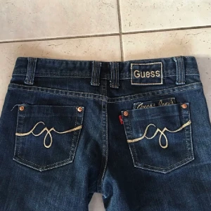 lågmidjade jeans - Super fina lågmidjade jeans från guess. Säljer då de tyvärr inte passade mig.  Midjemåttet är 80cm, innerbenslängden 75cm. Super fint begagnat skick👍🏻. Bilderna är lånade från den förra ägaren. Säljer för 400kr inkl frakt 