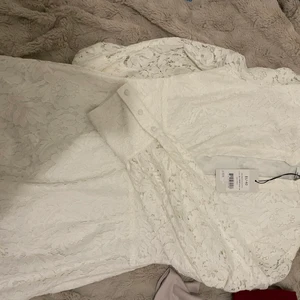 Klänning - Jätte fin klänning i spets aldrig använd , sitter jätte smickrande på storlek 40/m