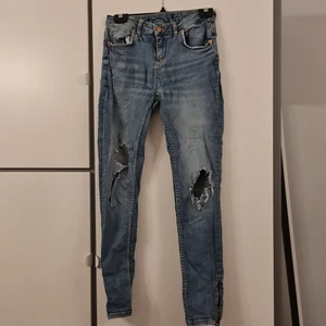 Jeanse, byxor - Vet inte vilken storlek då jag klippt bort lappen. Försmå för mig.