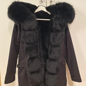 Pälsjacka svart - Svart pälsjacka som är i bra skicka. Storlek xs/s. Finns lite vita fläckar på vissa partier men inget som märks om man inte kollar nogrannt. Finns även päls man kan knäppa fast längst ner vid ärmarna