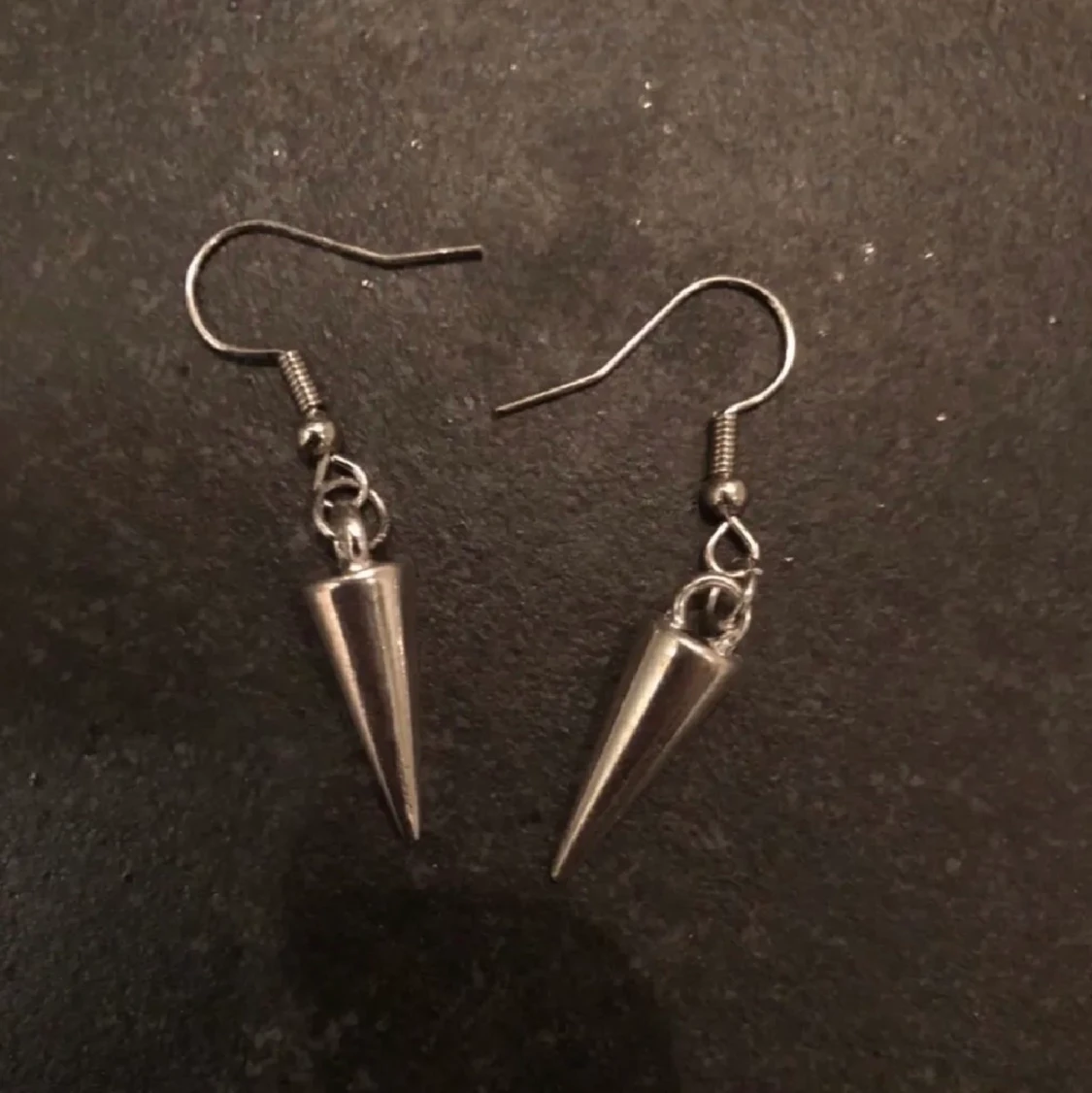 Örhängen med nitar 