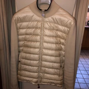 Moncler jacka  - Moncler jacka endast använd 4 gånger 
