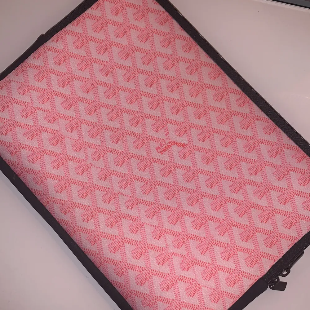 Säljer detta rosa datorfodral från goyard i superfint skick! . Övrigt.