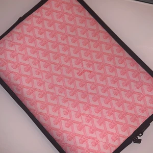 Goyard datorfodral  - Säljer detta rosa datorfodral från goyard i superfint skick! 