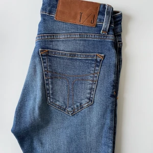 Tiger of Sweden - Säljer ett par i princip oanvända jeans från Tiger of Sweden i storlek W26 L32. Nypris ca 1600 kr, mitt pris 450 kr eller högstbjudande. Kan mötas upp i Uppsala alternativt postar förutsatt att köparen betalar för fraktkostnad 🙌🏼💙