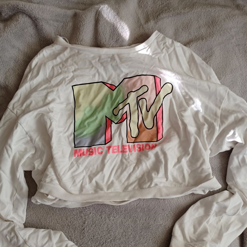 Denna är storlek m, jag använde den när jag var mindre,MTV och från h&m lång armat. Tröjor & Koftor.