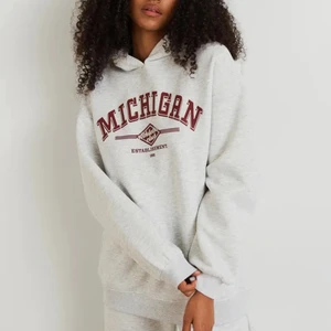 Hoddie gina tricot  - Använd 1 gång, super bekväm säljer pga av att jag har för många💗 s.xs/s/m nypris: 350kr mitt pris: 170+frakt