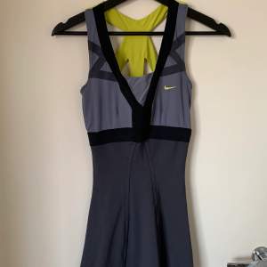 Nike tennisdress, i strl xs men passar snarare S-M. Med sport bh support.