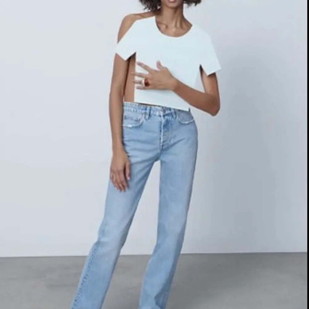 Ljusblåa zara jeans i storlek 36 mid rise!💘. Jeans & Byxor.