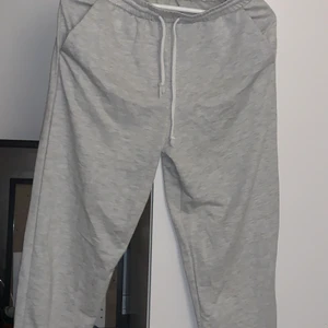 Mjukis byxor från shein  - Säljer ett par mjukis byxor ifrån shein med angel på baksidan. Väldigt billiga i materialet. Använd 1-2 gånger