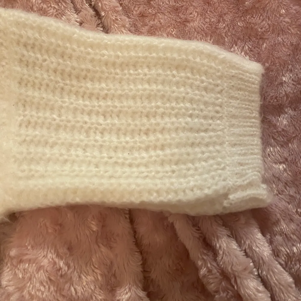 Köp inte direkt men buda gärna! Oanvänd stickad tröja från BikBok med lappen kvar. Storlek L men den är snyggast Oversized! Typ tre kvartsarm. Jag köpte den för ca 990kr.  Material: 50% Mohair 27% Akryl 23% Nylon. Tröjor & Koftor.