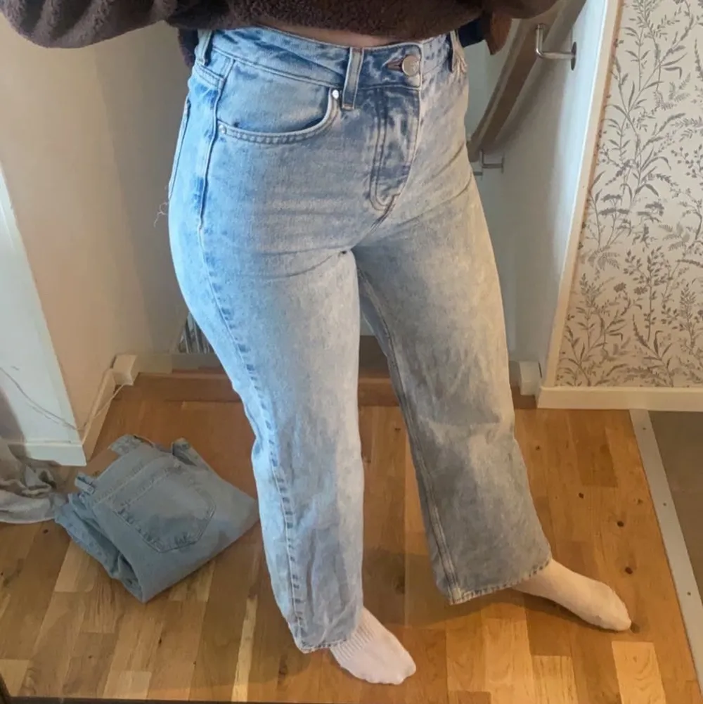 Blå lite vida jeans från Bikbok💙  de är storlek 24 men lite uttöjda, 150 +frakt , nypris 599kr. Jeans & Byxor.