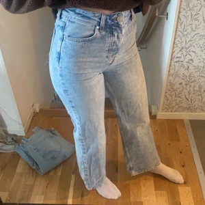 Blå jeans - Blå lite vida jeans från Bikbok💙  de är storlek 24 men lite uttöjda, 150 +frakt , nypris 599kr