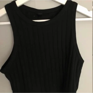 linne - Svart croppat linne i storlek M. Oanvänt. Kan skickas, köparen står för frakten😊