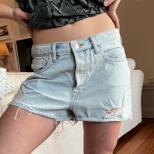 Jeansshorts  - Oanvända jeansshorts som är för stora tyvärr…