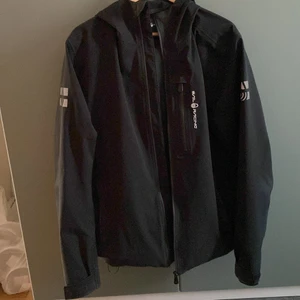 Sail racing jacka  - Sail racing jacka som är väldigt sparsamt använd, inga hål, fläckar eller liknande. Väldigt bra skick! Köpt för mellan 2500-3000kr. Herr jacka storlek L men skulle säga passar även dig som har S-M. Kom privat för fler bilder eller frågor!! Priset kan även diskuteras