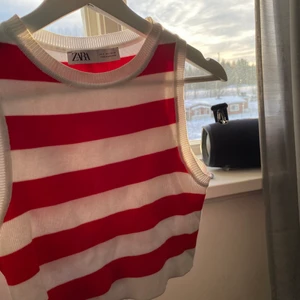 Zara linne - Säljer en av mina randiga zara linne. Använd några gånger och är i fint skick. Den passar både till sommaren och till jul. Är storlek S men kan också användas av XS och M