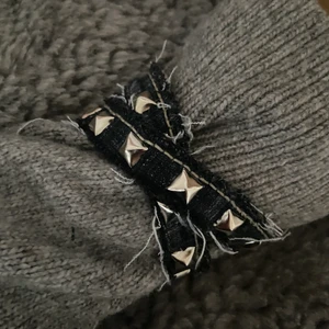 Armband  - Egengjort mörkblått dubbelt jeansarmband med nitar🌟 för perfekt passform när din handled så tillverkar jag efter dina mått. Ps frakten blir billigare om jag postar med frimärken😉