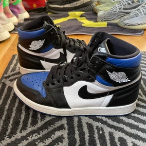 Jordan 1 high ”Royal Toe” - Tja, säljer dessa till ett bra pris!  Air jordan 1 royal toe Storlek: 43/us9,5 Cond: 7/10   Pris: 1400 all in  Skickas spårbart och dubbelboxat med postnord   Skriv för mer bilder 💬