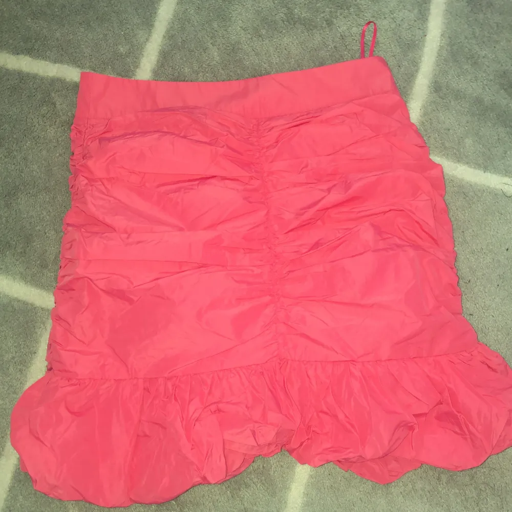 Fin Oanvänd rosa kjol i storlek 34. Slutsåld överallt. Ordnariepis 500kr mitt pris 70kr.. Kjolar.