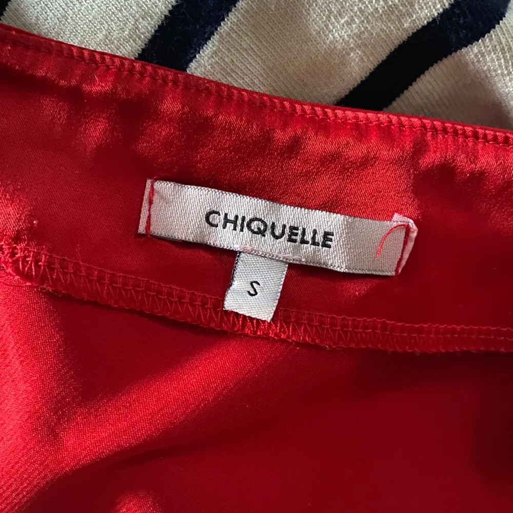 Röd satinkjol från chiquelle storlek S. Säljer då den inte kommit till använding, endast använd 1 gång, köpt för 399. Kan mötas upp i Stockholm och kan frakta också😊 Skriv vid minsta fundering . Kjolar.
