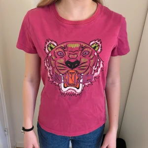 Tröja från kenzo - Bra skick dock en liten fläck på baksidan som ni kan se på bilden men det ser man inte för håret +Frakt men kan också mötas upp i Nässjö elr centrala Jönköping:)