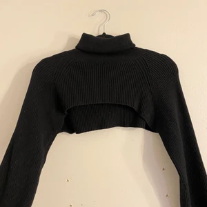 Croppad tröja  - Säljer nu min sparsamt använda Bolero tröja/kofta💞 Köpt på bikbok men helt slutsåld! Storlek S passar xs också💘 liknar toppen på sista bilden! Höj budet med minst 10kr💘💘