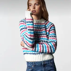 Superfin strikket genser fra Zara. Veldig populær og vanskelig å få tak i. Selges fordi den ikke blir brukt:/  Nypris: 500kr