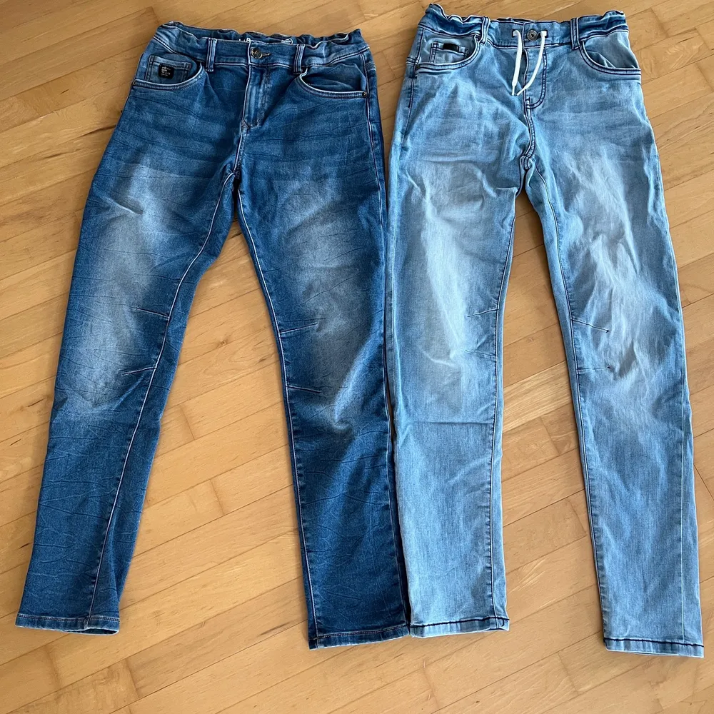 *** Endast de mörka jeansen finns kvar*** 2 par jeans. De ljusa är något smalare i modellen. 50kr/st eller 80kr för båda. Ev frakt betalas av köparen. . Jeans & Byxor.