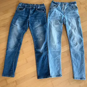 *** Endast de mörka jeansen finns kvar*** 2 par jeans. De ljusa är något smalare i modellen. 50kr/st eller 80kr för båda. Ev frakt betalas av köparen. 