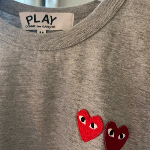 play comme des garçons t-shirt - Comme des garçon t-shirt. Storlek M men liten i storleken. Möts upp i sthlm alt. Frakt (köpare står för)