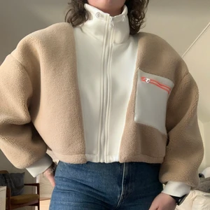 Teddyjacka, zara - Fetaste teddyjackan från Zara! Den är cropad, vit och beige med en rosa ficka😍 så snygg nu till våren! Strl L men passar jättebra på mig som brukar ha M och skulle säker va ursnygg som oversized på en S med!🙏🏼