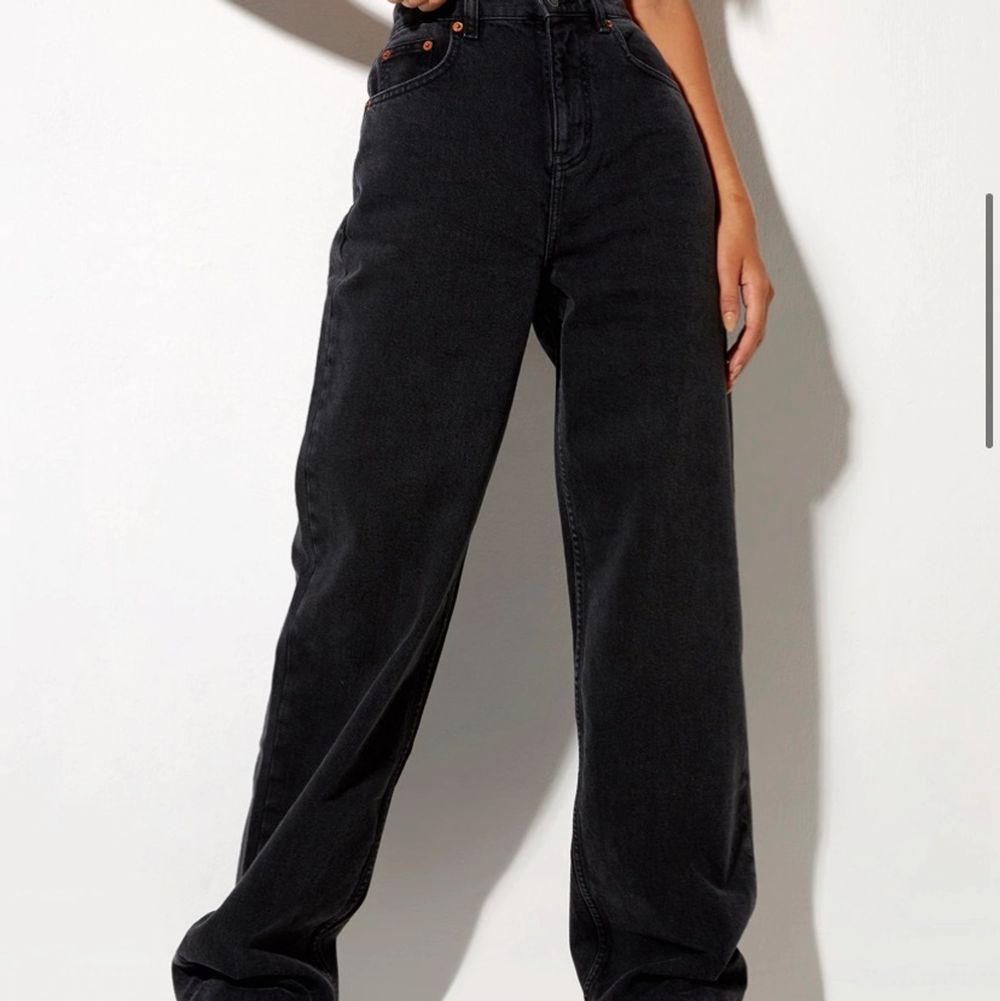 Säljer mina Morel Rocks Pararell Jean som ja köpte för något år sedan. Tullen blev väldigt dyr eftersom de inte produceras i svergie så säljer för 540kr. Passar mig i längden och är 173 precis. . Jeans & Byxor.