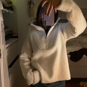 bikbok tröja  - säljer den här snygga tjocktröjan som är använd få tal gånger. Inte nopprig, bra skick! nästan som ny! nypris på tröjan är 399 kan ej hitta den på hemsidan eftersom den är slutsåld och finns inte kvar längre . frakt tillkommer! 