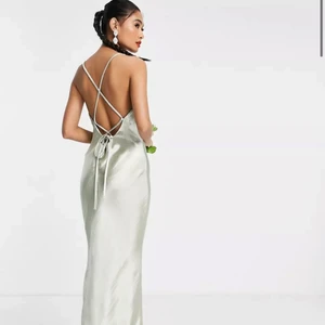 Balklänning, prislapp kvar!  - Klänning köpt inför balen, endast provad. Säljer endast då jag inte längre kan skicka tillbaka den och beställde flera för att prova! Stl 38 men är justerbar i ryggen och passar därför även någon med stl 36/40. Nypris 749kr