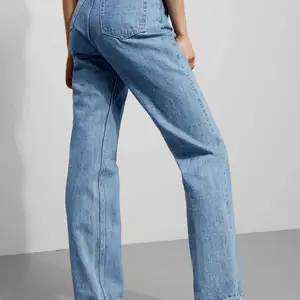 Säljer mina fina jeans från Weekday i modellen Rowe då jag inte använder dem så mycket! Ytterst sparsamt använda och går över skokanten på mig som är 163cm🥰 Skriv för egna bilder!❤️