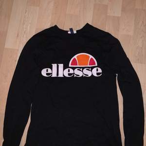 Denna ellesse tröja är köpt på JD sports och är en lite tajtare modell. Använt fåtal gånger och säljer på grund av att den är för lite för mig. Köpt för över 1 1/2 år sedan. Pris går att diskutera.