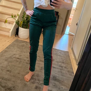 Träningsbyxor - Supersköna tränings/loungebyxor strlk s men passar xs-liten medium. Köparen står för frakt