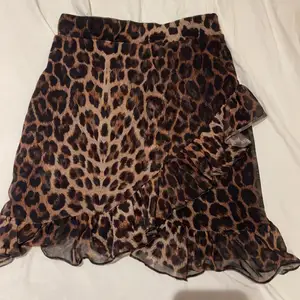 leopard kjol från nelly i fint skick
